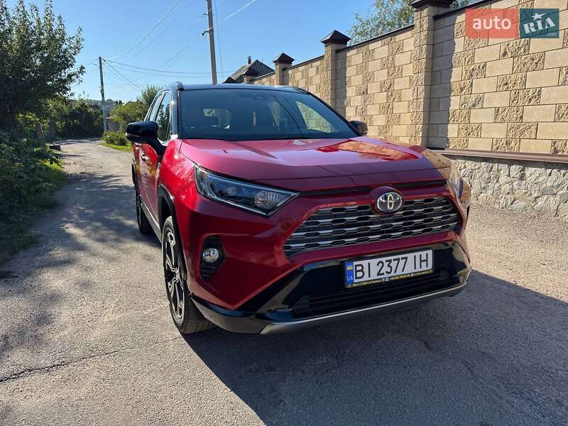 Внедорожник / Кроссовер Toyota RAV4 2021 в 
