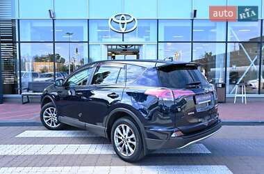 Внедорожник / Кроссовер Toyota RAV4 2017 в 