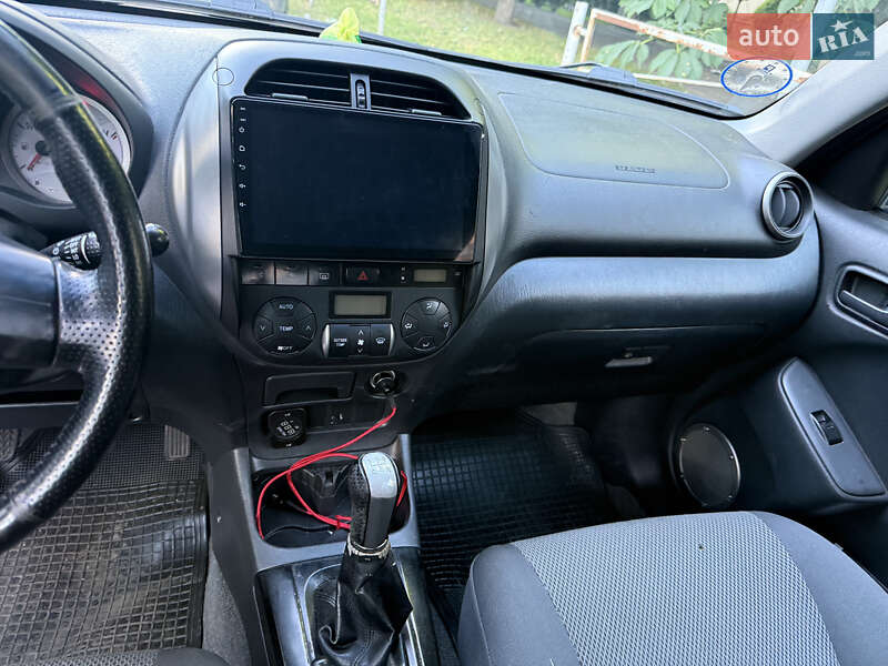 Позашляховик / Кросовер Toyota RAV4 2004 в Києві