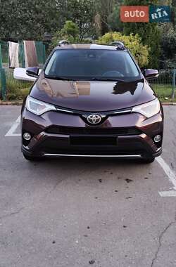 Внедорожник / Кроссовер Toyota RAV4 2017 в 