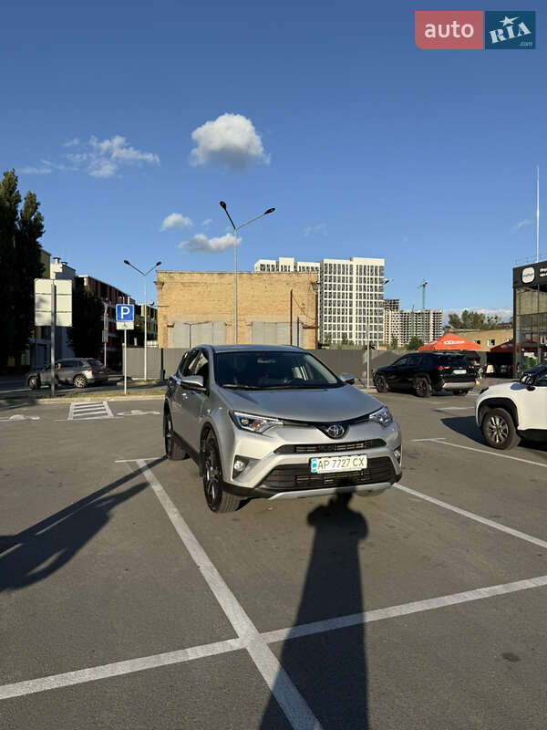 Позашляховик / Кросовер Toyota RAV4 2016 в Києві