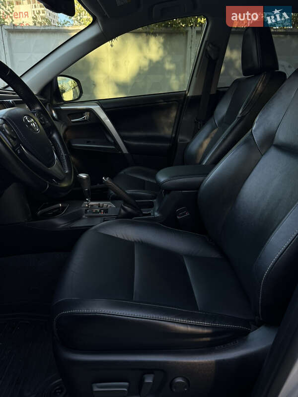 Позашляховик / Кросовер Toyota RAV4 2016 в Києві