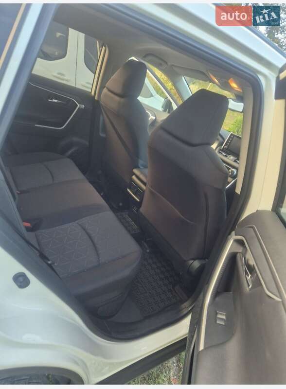 Позашляховик / Кросовер Toyota RAV4 2021 в Чернівцях фото 4 Позашляховик / Кросовер Toyota RAV4 2021 в Чернівцях