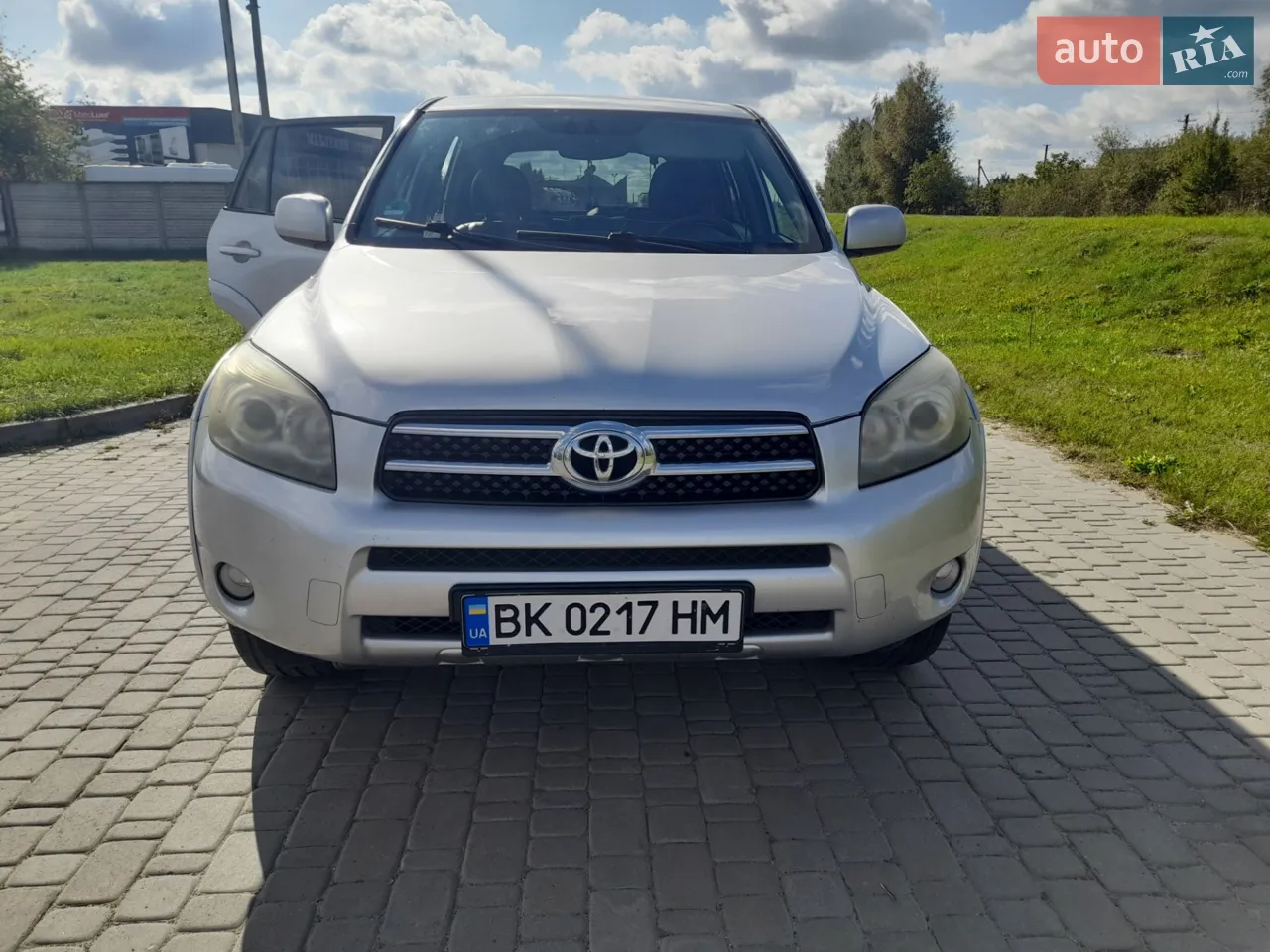 Автомобіль  пригнаний з Німеччини по сервісний книзі пробіг оригінальний . в Україні 1власник по кузову є незначні пошкодження авто в хорошому стані