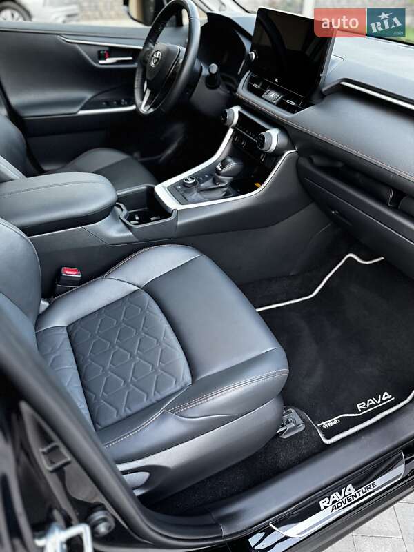Позашляховик / Кросовер Toyota RAV4 2024 в Рівному