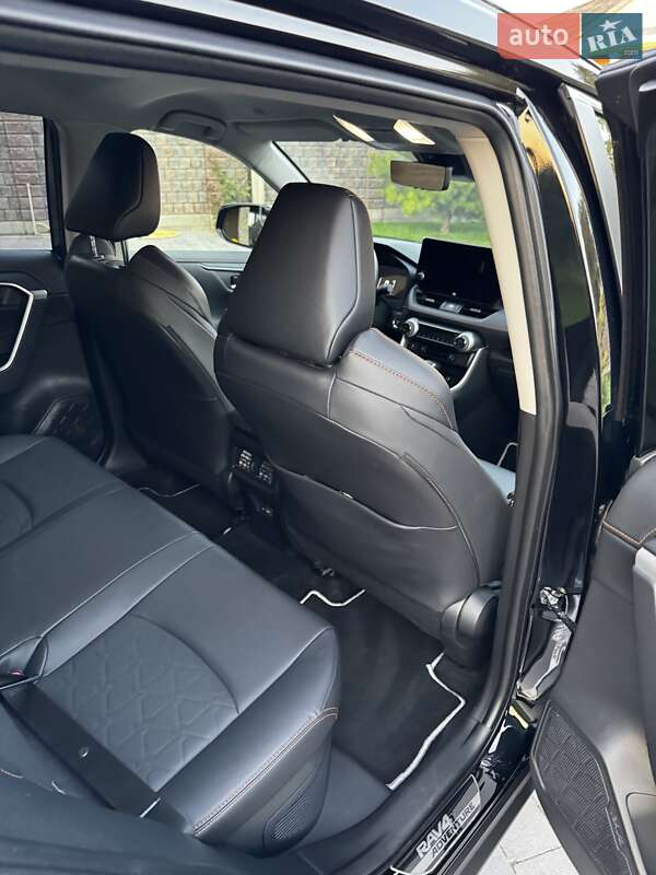 Позашляховик / Кросовер Toyota RAV4 2024 в Рівному