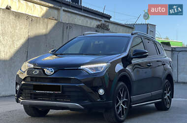 Внедорожник / Кроссовер Toyota RAV4 2017 в 