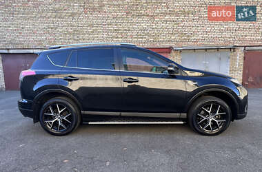Внедорожник / Кроссовер Toyota RAV4 2017 в 