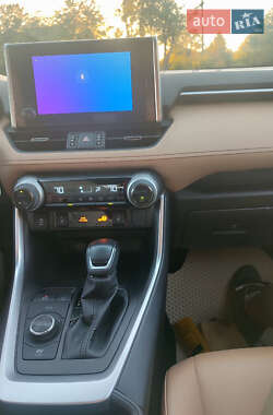Внедорожник / Кроссовер Toyota RAV4 2023 в 