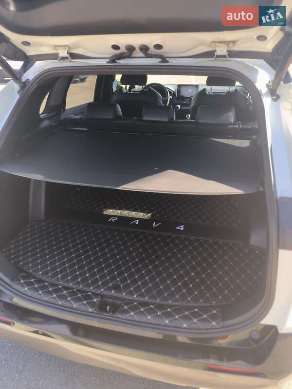 Позашляховик / Кросовер Toyota RAV4 2019 в Дніпрі