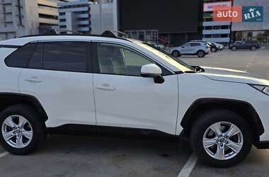 Внедорожник / Кроссовер Toyota RAV4 2020 в 