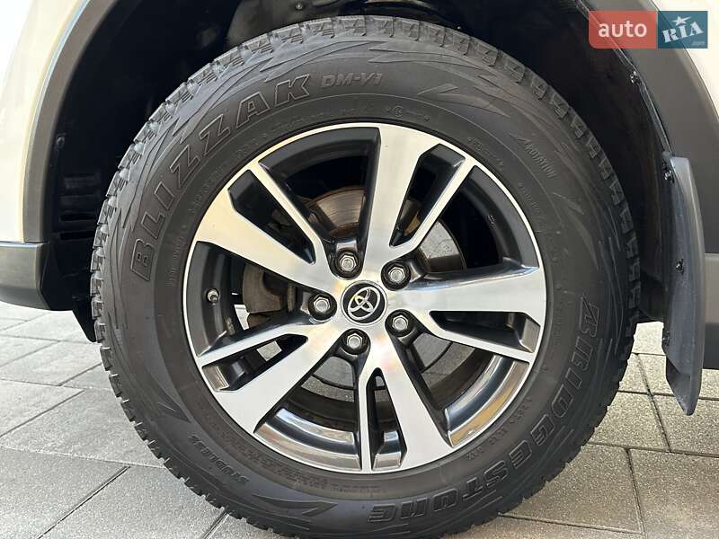 Внедорожник / Кроссовер Toyota RAV4 2017 в Киеве