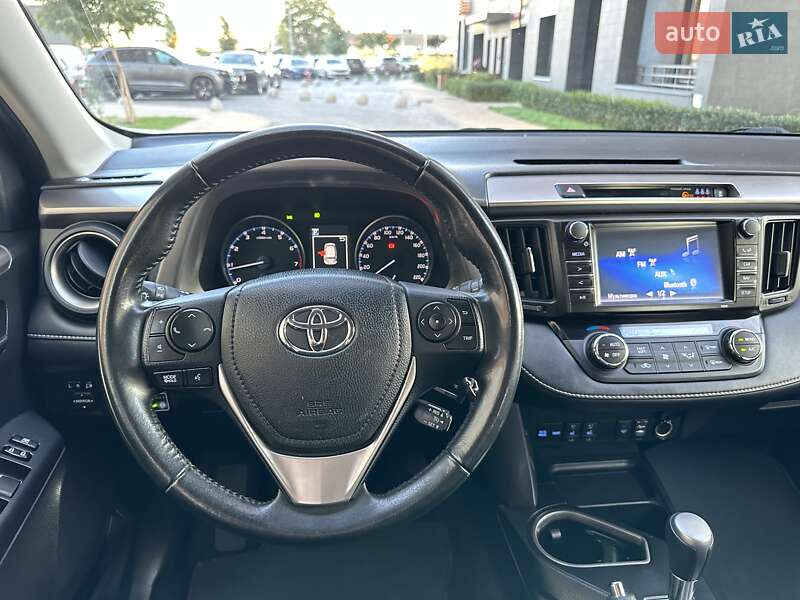 Внедорожник / Кроссовер Toyota RAV4 2017 в Киеве