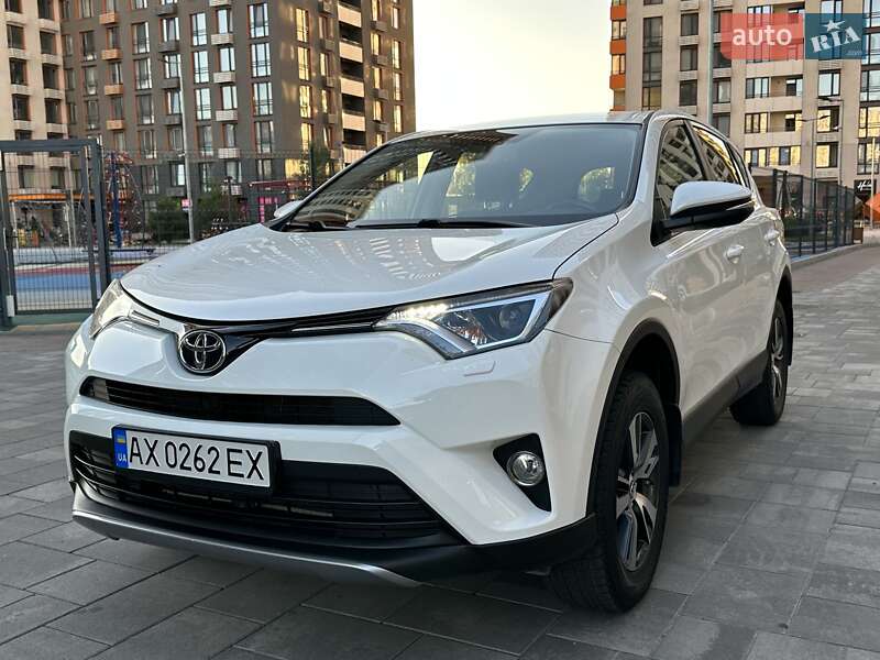Внедорожник / Кроссовер Toyota RAV4 2017 в Киеве
