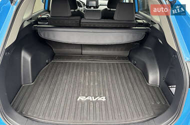 Внедорожник / Кроссовер Toyota RAV4 2019 в 