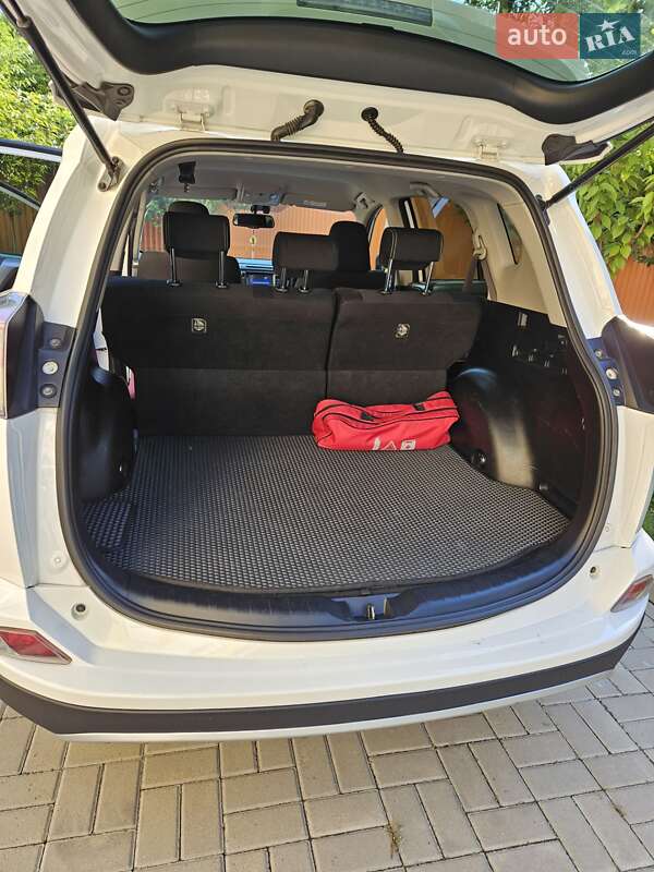 Внедорожник / Кроссовер Toyota RAV4 2016 в Мукачево