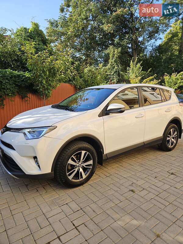 Внедорожник / Кроссовер Toyota RAV4 2016 в Мукачево