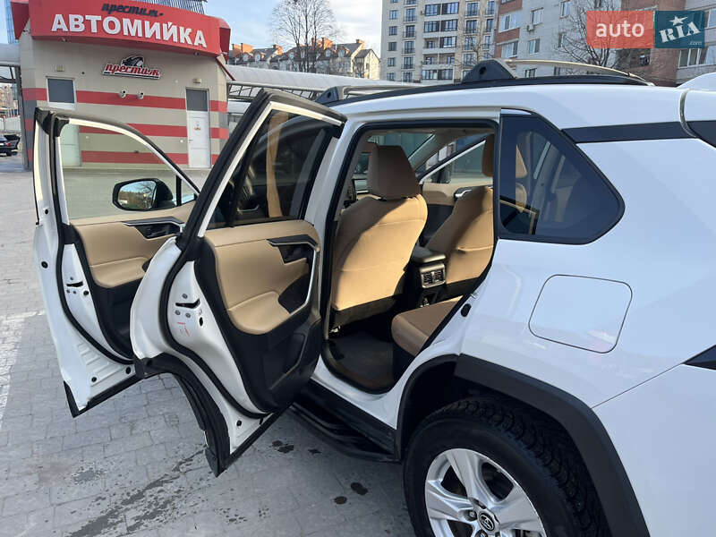 Внедорожник / Кроссовер Toyota RAV4 2019 в Тернополе