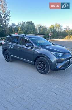 Внедорожник / Кроссовер Toyota RAV4 2015 в 