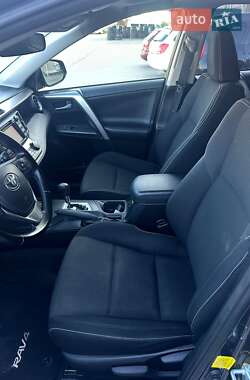 Внедорожник / Кроссовер Toyota RAV4 2015 в 