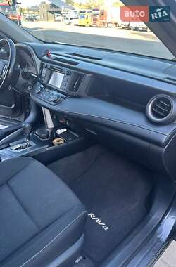 Внедорожник / Кроссовер Toyota RAV4 2015 в 