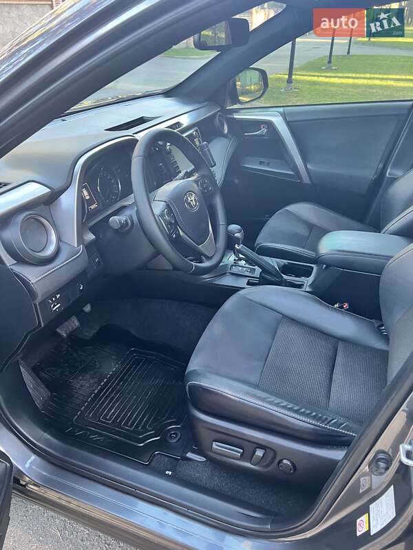 Внедорожник / Кроссовер Toyota RAV4 2018 в Чернигове