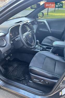 Внедорожник / Кроссовер Toyota RAV4 2018 в 
