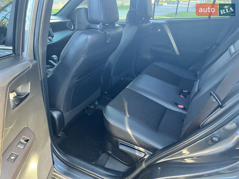 Внедорожник / Кроссовер Toyota RAV4 2018 в Чернигове