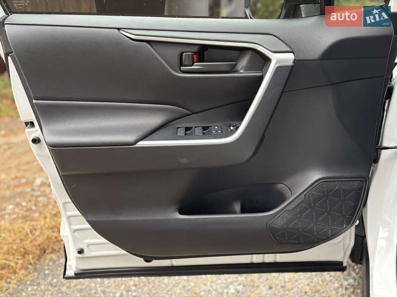 Внедорожник / Кроссовер Toyota RAV4 2021 в Киеве