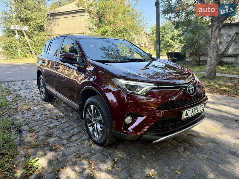 Позашляховик / Кросовер Toyota RAV4 2017 в Кам'янському