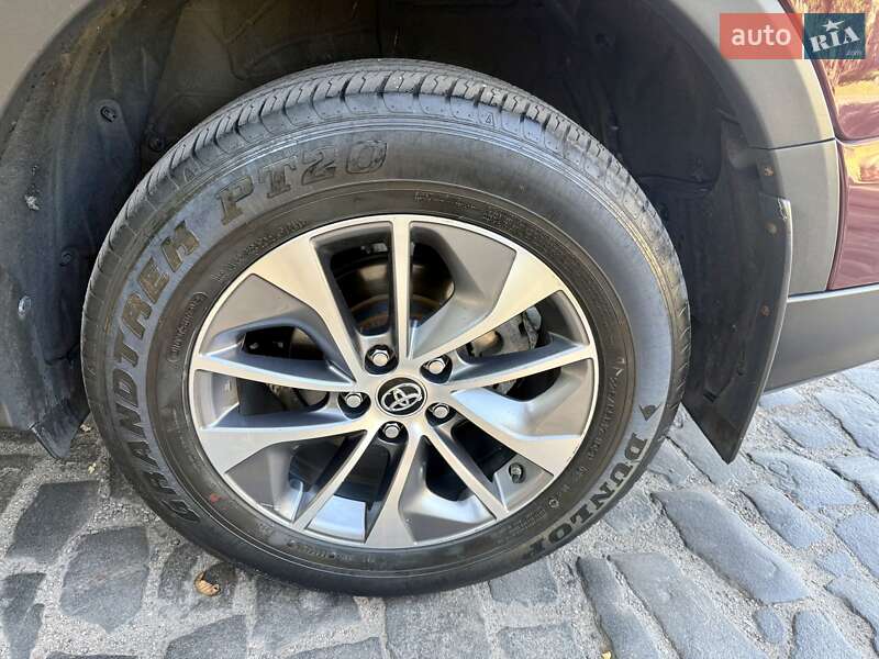 Позашляховик / Кросовер Toyota RAV4 2017 в Кам'янському