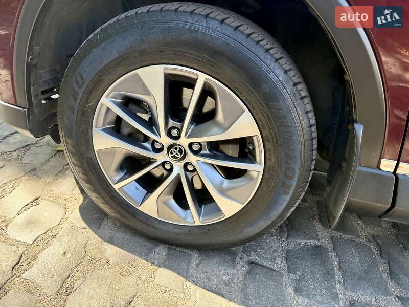 Позашляховик / Кросовер Toyota RAV4 2017 в Кам'янському