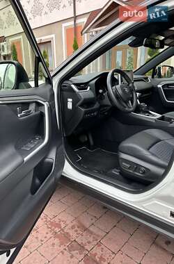 Внедорожник / Кроссовер Toyota RAV4 2022 в 