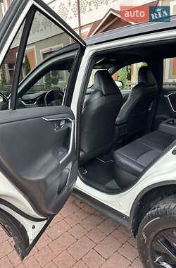Внедорожник / Кроссовер Toyota RAV4 2022 в 