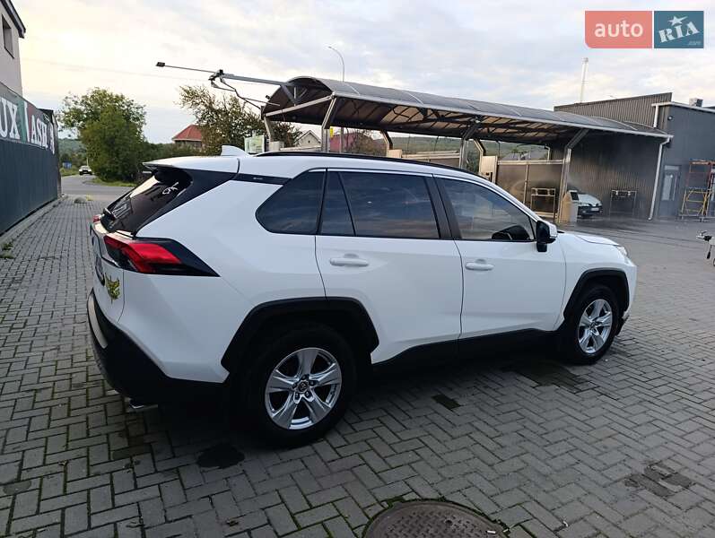 Позашляховик / Кросовер Toyota RAV4 2020 в Ужгороді