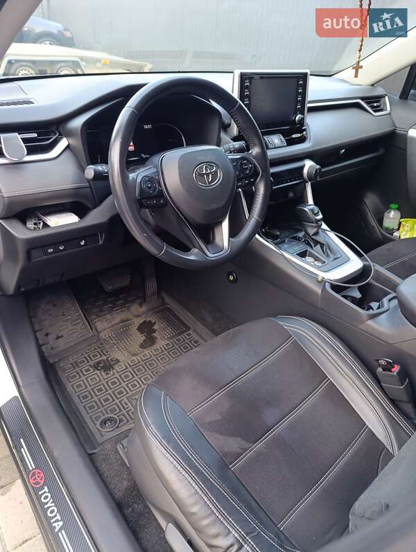 Позашляховик / Кросовер Toyota RAV4 2020 в Ужгороді