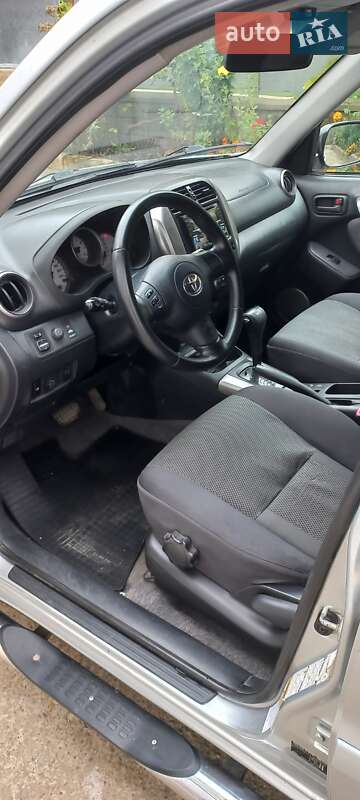 Позашляховик / Кросовер Toyota RAV4 2004 в Чернівцях