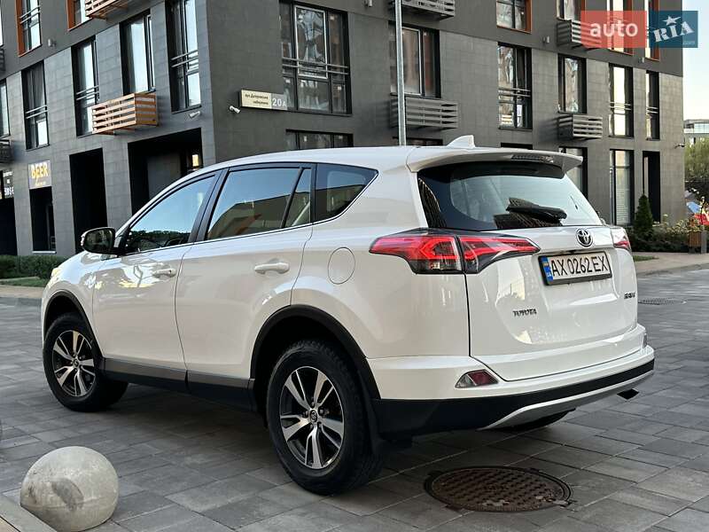 Внедорожник / Кроссовер Toyota RAV4 2017 в Киеве