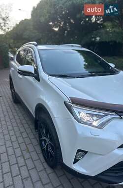 Внедорожник / Кроссовер Toyota RAV4 2017 в 