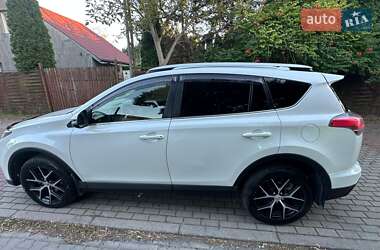 Внедорожник / Кроссовер Toyota RAV4 2017 в 