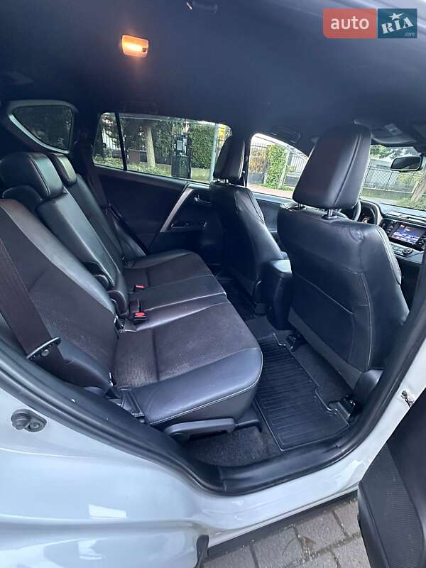 Позашляховик / Кросовер Toyota RAV4 2017 в Києві