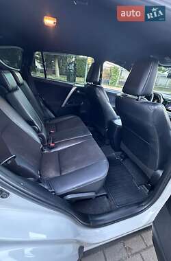 Внедорожник / Кроссовер Toyota RAV4 2017 в 
