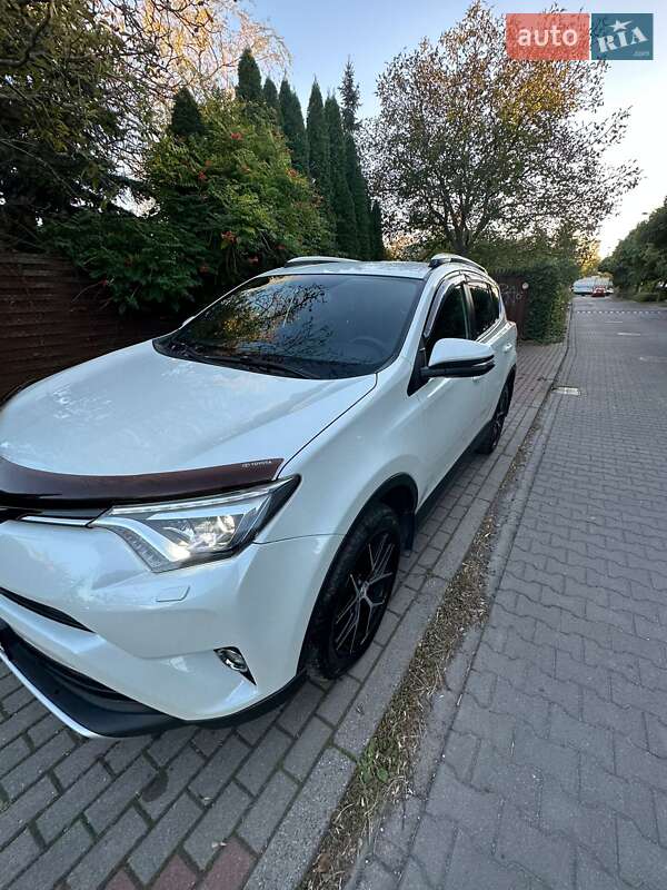 Позашляховик / Кросовер Toyota RAV4 2017 в Києві