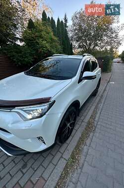 Внедорожник / Кроссовер Toyota RAV4 2017 в 