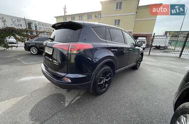 Позашляховик / Кросовер Toyota RAV4 2018 в 