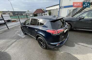 Позашляховик / Кросовер Toyota RAV4 2018 в 