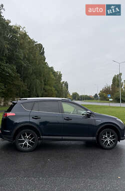 Внедорожник / Кроссовер Toyota RAV4 2017 в 