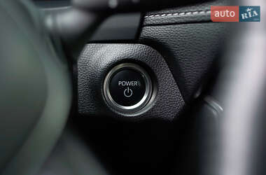 Внедорожник / Кроссовер Toyota RAV4 2024 в 