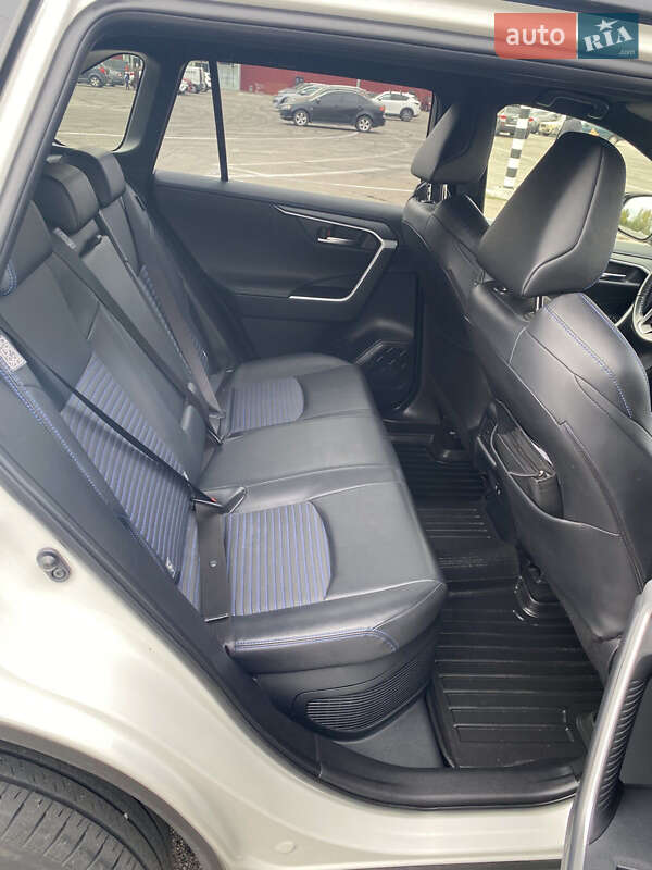 Внедорожник / Кроссовер Toyota RAV4 2019 в Киеве