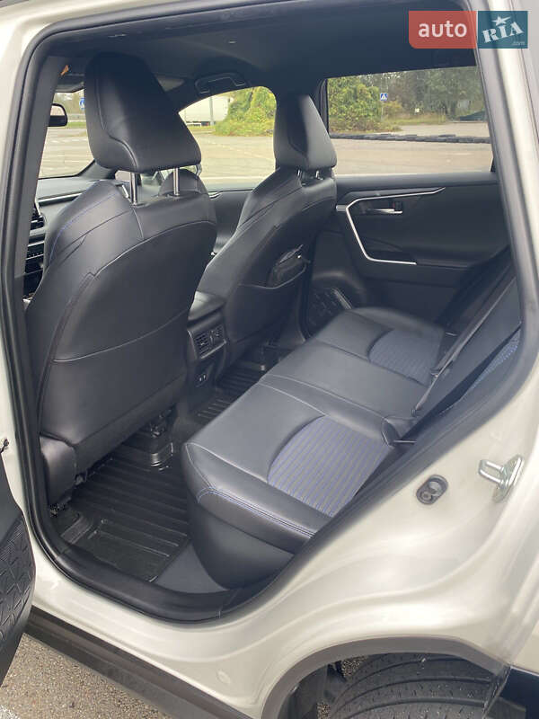 Внедорожник / Кроссовер Toyota RAV4 2019 в Киеве